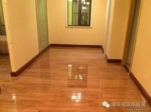 地暖坏了，如何改造：用踢脚线式暖气片，明装管路好维